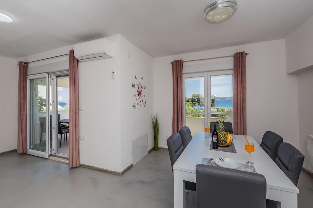 Beach Apartment Andela A2 Kaštela Exteriör bild