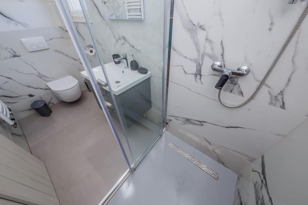 Beach Apartment Andela A2 Kaštela Exteriör bild